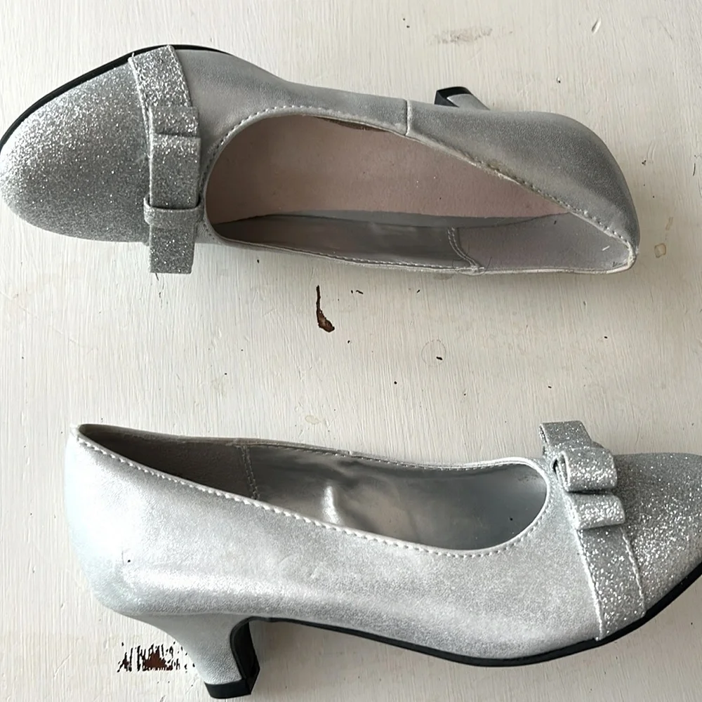 American Eagle Outfitters low heel silver/metallic bow girls shoes size 3.5